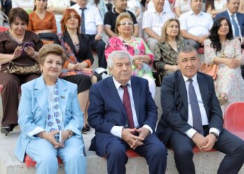 Sabir Rüstəmxanlı yenidən meydanda: 80 illik yubileyə minlərlə insan qatıldı